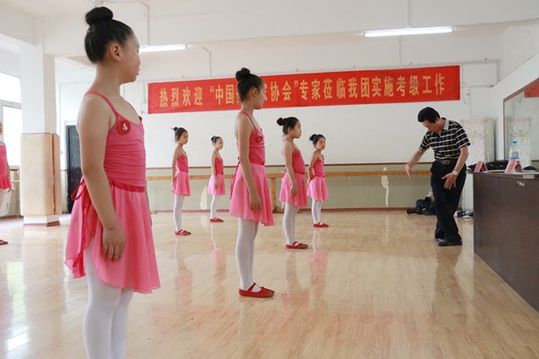 凤舞逾百位舞林小选手考级秀舞姿