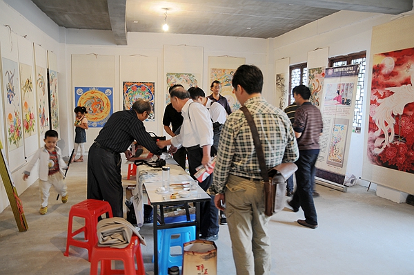 600年非遗凤画亮相首届中国非遗精品大展