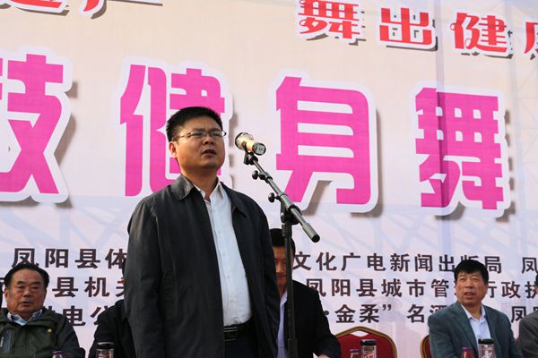     10月22日,在凤阳县新城区人民广场上,共约