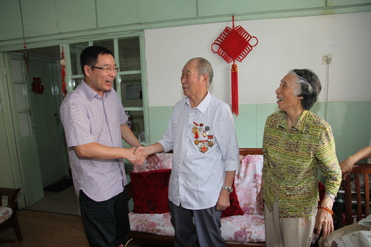 安徽省邮政分公司领导看望慰问抗战离休老干部