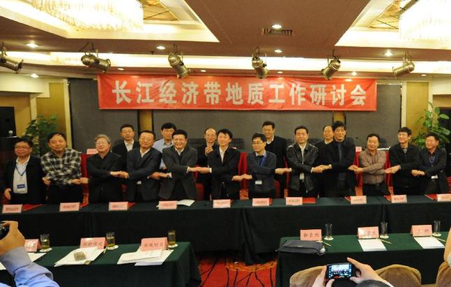 聚焦安徽国土 >>正文       研讨会开始前,省