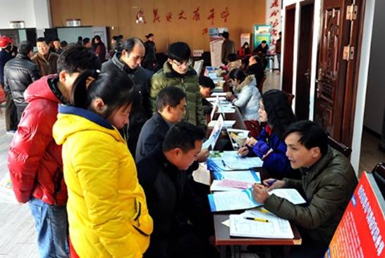 庐江县经开区举行农民工招聘会