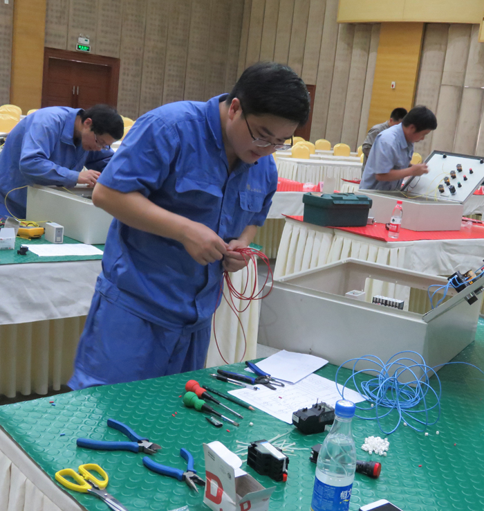 黄山风景区举办玉屏索道杯电工技能竞赛