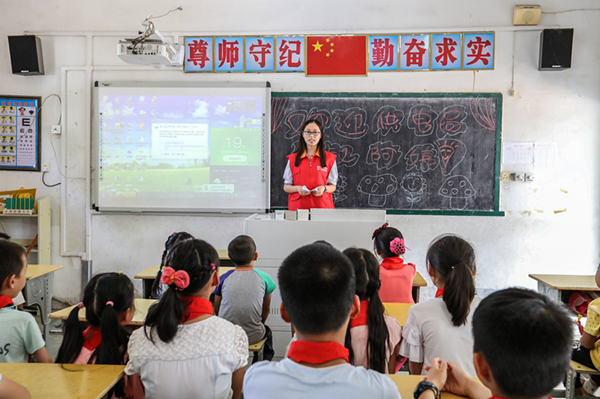安全讲堂进校园 感恩师长暖人心