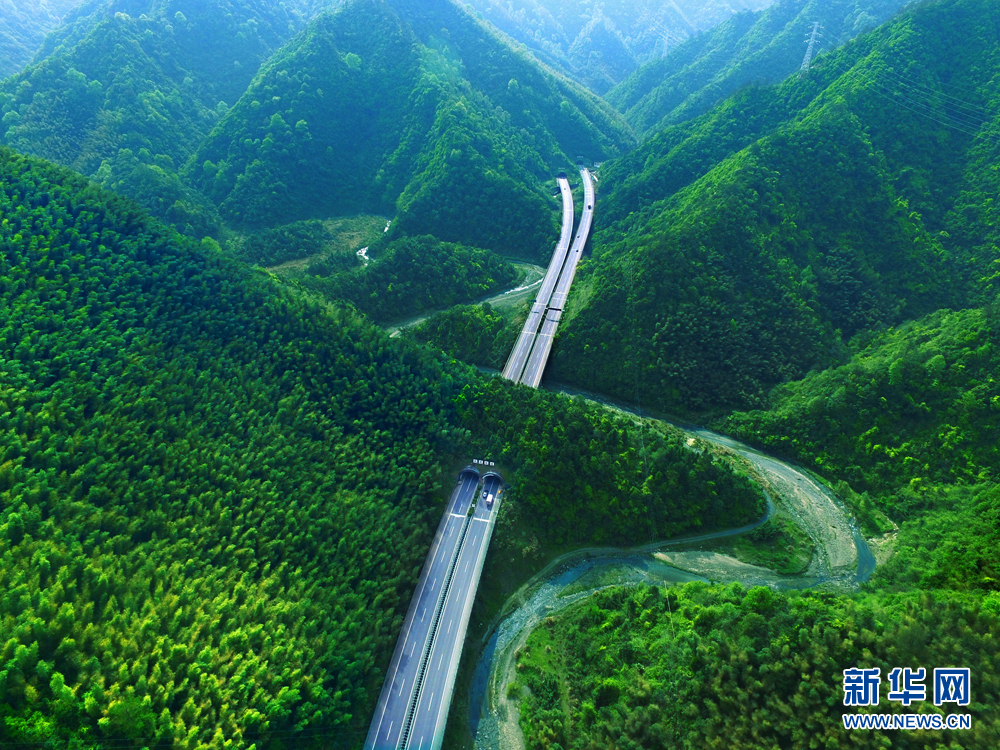 穿越皖南山水的京台G3高速 生态路
