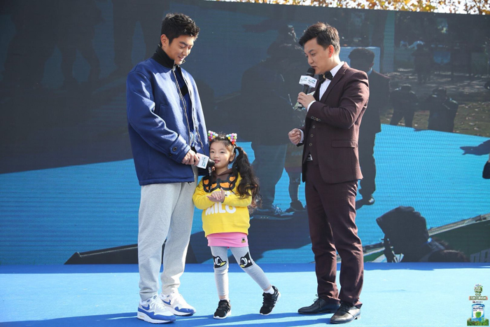 300组家庭与明星亲子跑阜阳开跑