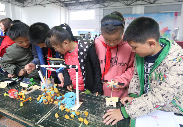 黄山屯溪区2017年青少年科技创新大赛举行