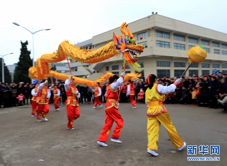 安徽全椒:花灯巡游舞太平