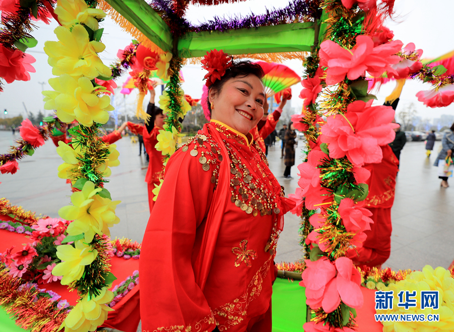 安徽全椒:花灯巡游舞太平