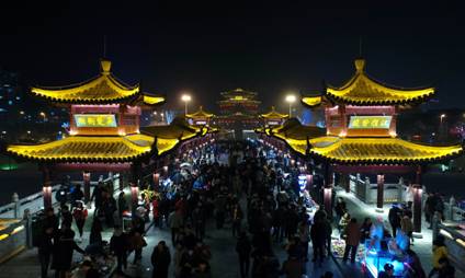2月28日，人们在安徽省全椒县城的太平桥畔游玩。 (6)