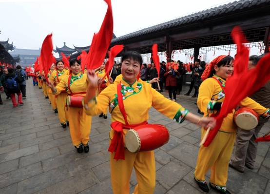 3月3日，安徽全椒县民间艺人在太平桥上进行腰鼓表演。.JPG