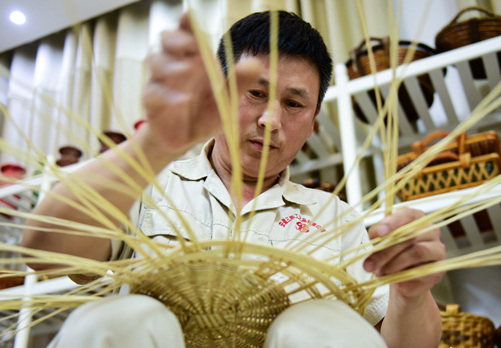 走进阜南看柳木:编筐打篓脱贫致富