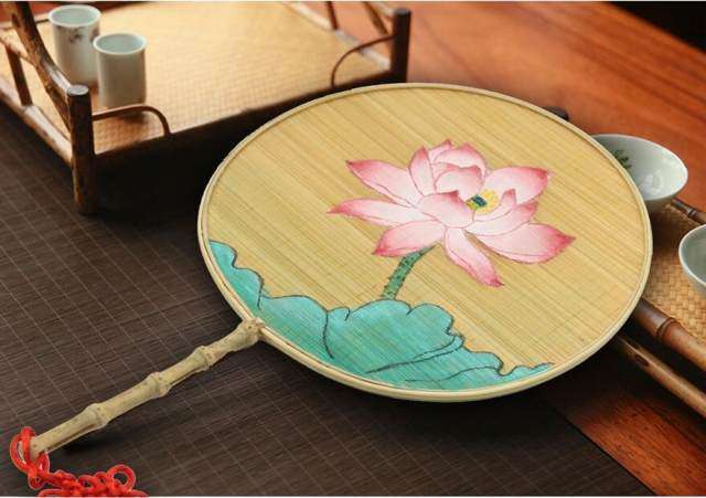 “轻罗小扇扑流萤”，那些传统文化扇子惊艳了时光