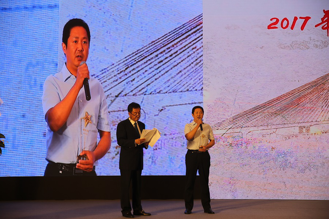 安徽交建在全国公路行业高峰论坛中获“科技领军企业”奖