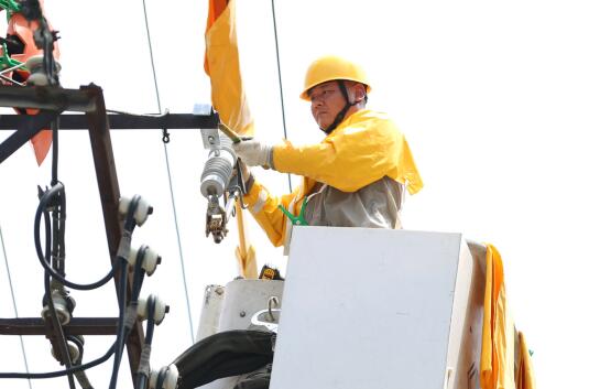 合肥供电公司:高温带电作业 保障夏季供电
