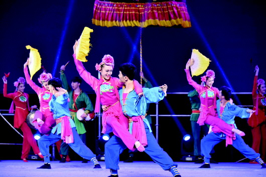 舞红花鼓灯 唱响新生活