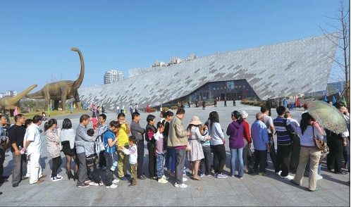 省地质博物馆新馆人气火爆恐龙很 受伤 ---合肥