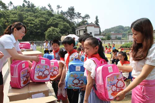 太湖:7500名贫困小学生获爱心包裹资助---安