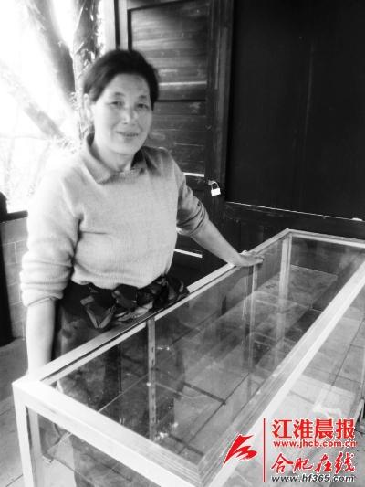 齐云山最美<em>挑山工</em>卸下扁担卖茶水---安徽频道