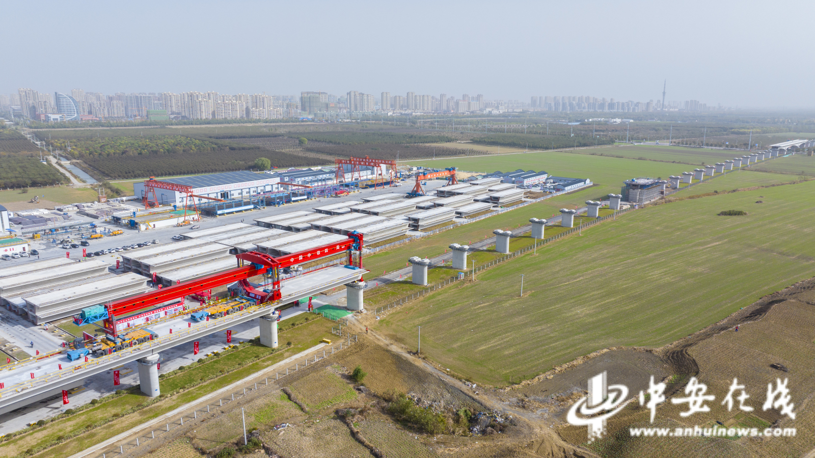 新建阜阳至蒙城至宿州(淮北)铁路首榀箱梁架设现场 郎成涛摄 (3).JPG