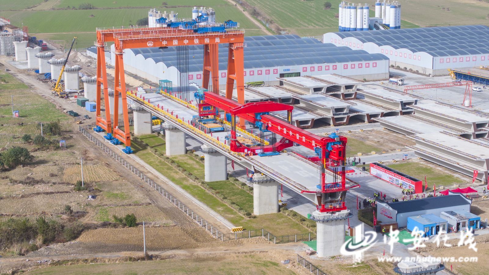 新建阜阳至蒙城至宿州(淮北)铁路首榀箱梁架设现场 刘志旭摄.JPG