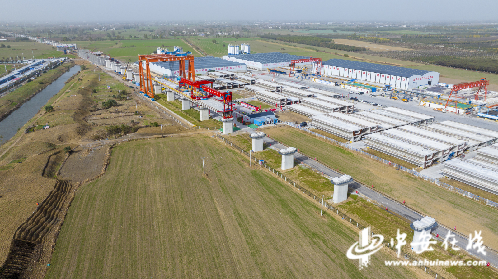 新建阜阳至蒙城至宿州(淮北)铁路首榀箱梁架设现场 刘志旭摄 (6).JPG