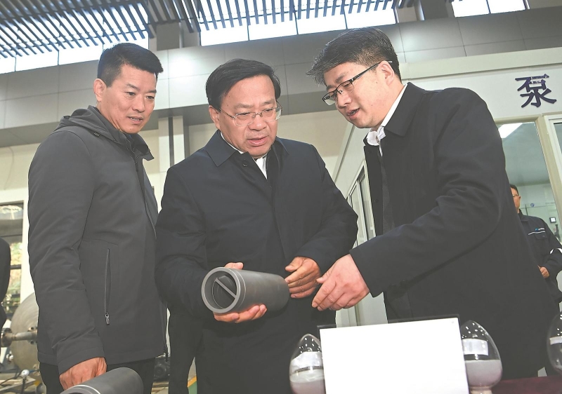 1月4日，省委书记韩俊在合肥通用机械研究院有限公司察看国家通用机械基础件创新中心，听取研究方向、研究成果等情况介绍。.jpg