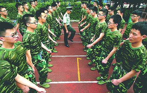 新生军训砺意志(组图)