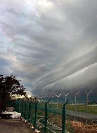 馬來西亞沙巴州上空出現罕見“卷軸雲”