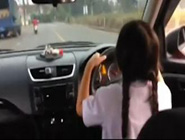 泰9岁女童开车上学“驾龄”2年