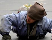 “癱瘓”男子乞討卸粧後健步如飛