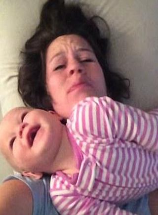 美国女婴施展“浑身解数”阻止母亲睡觉