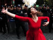 女子抗議房屋強徵 警察面前起舞