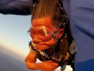 81歲老太玩高空跳傘驚呆國外媒體