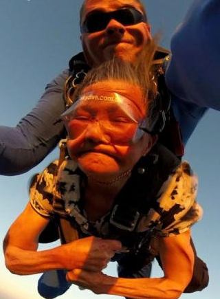 81歲老太玩高空跳傘驚呆國外媒體