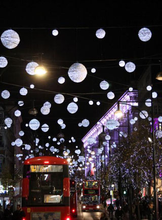 伦敦街头悬挂缤纷灯饰迎接圣诞节