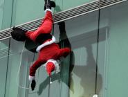 特警扮聖誕老人從天而降看望兒童