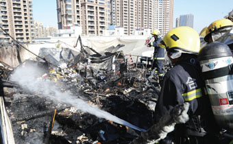 放煙花慶祝買車 火星引燃木屋一疊鈔票被燒