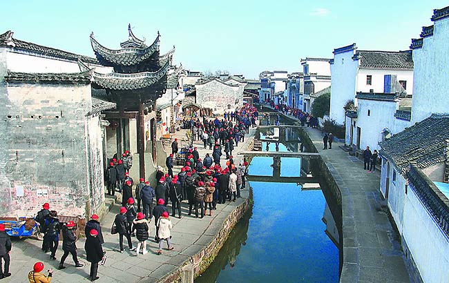 黃山冬遊史上單次最大客流 徽州迎來萬人旅遊團 (圖)
