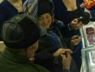 拾荒老人為老伴買鑽戒 讓她開心