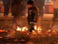 日本儿童渡火仪式 赤脚炭火上跑