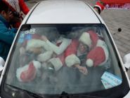 长沙圣诞老人挤汽车大赛游客看呆