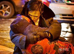 大爷抱老伴遗体两小时