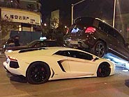 蘭博基尼追尾奔馳 將對方鏟起