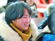 女大學生照顧患病媽媽青絲變白發