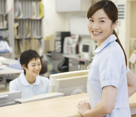 合肥老人街頭暈倒 女護士緊急施救