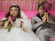 泰国新婚夫妇婚礼 躺棺材求好运