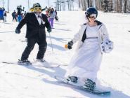 美国夫妇办滑雪主题婚礼