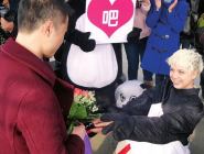 乌克兰女孩扮熊猫向中国小伙求婚