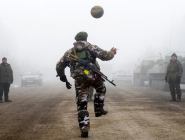乌克兰停火协议生效士兵当街踢球